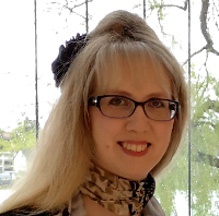 Profilfoto. Blonde Frau mit eckiger Brille.