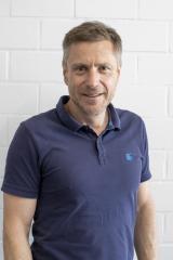 Portrait of Prof. Oliver Boehm-Kasper in a blue shirt